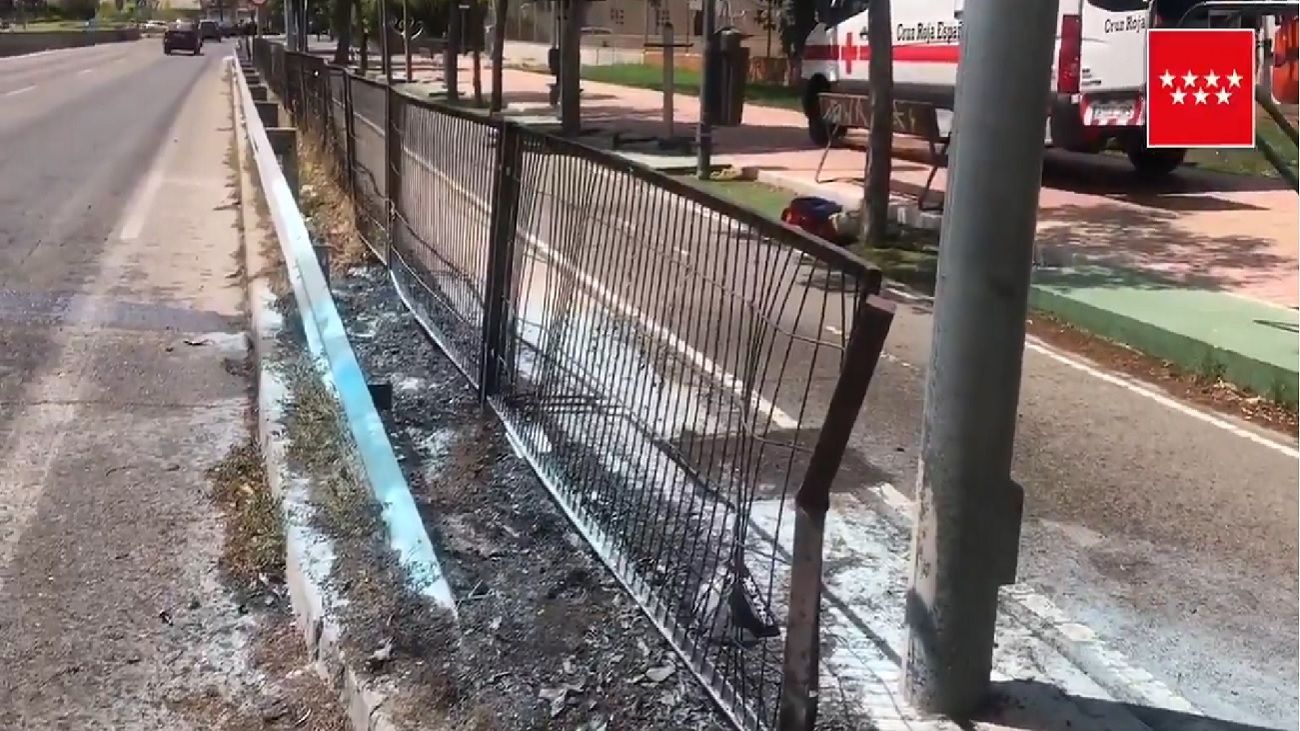 Herido de gravedad un motorista tras chocar con una valla metálica en Getafe