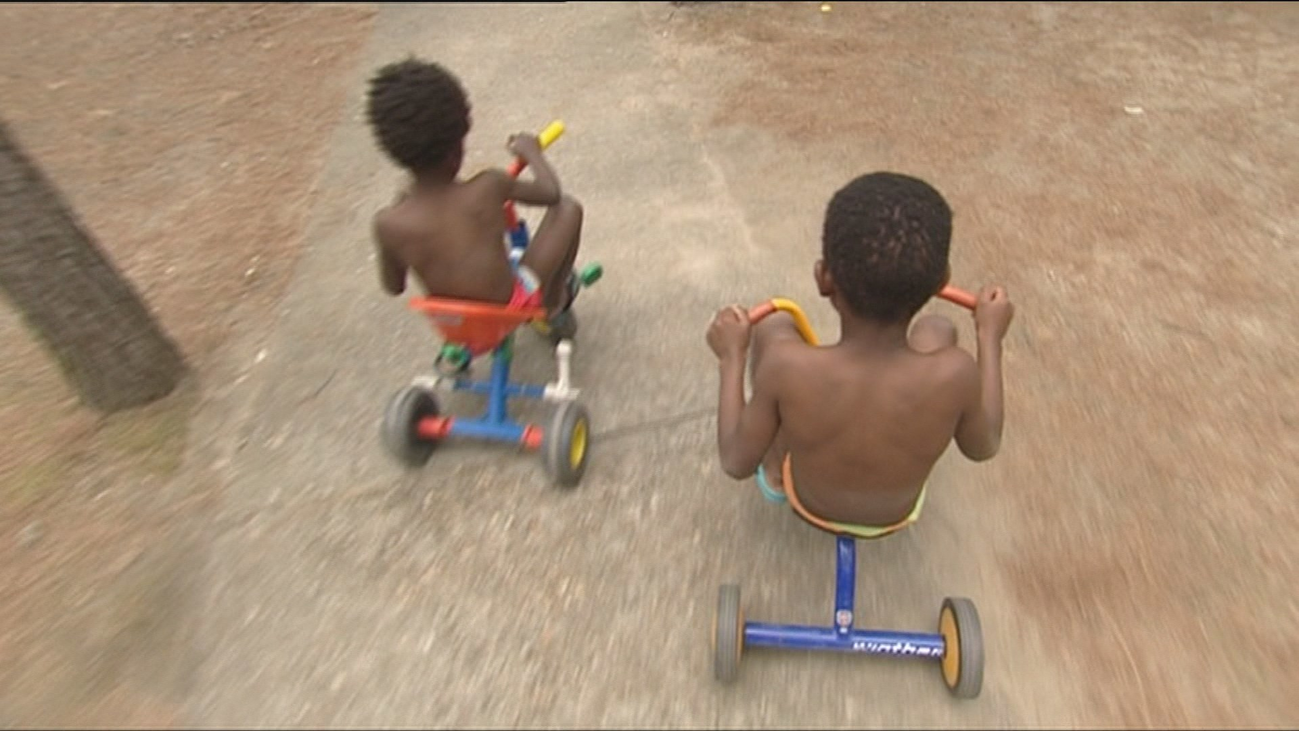 Un nuevo reglamento busca agilizar las adopciones internacionales