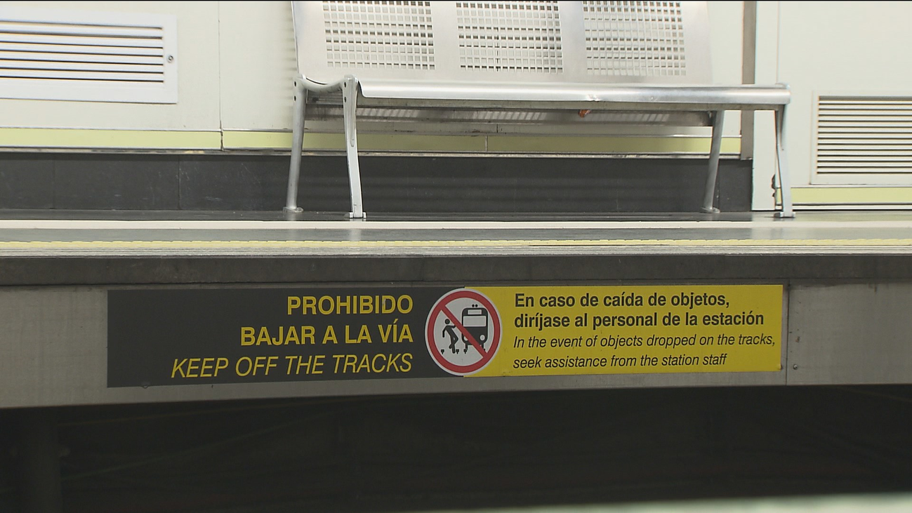 Metro de Madrid pide a los viajeros que nunca intenten recuperar objetos caídos a las vías