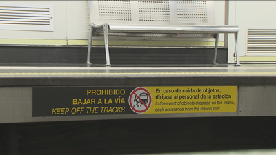 Metro de Madrid pide a los viajeros que nunca intenten recuperar objetos caídos a las vías