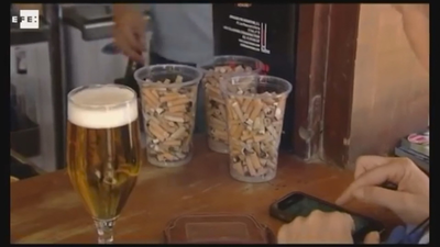 Los chiringuitos de Estepona cambian un vaso de colillas por uno de cerveza