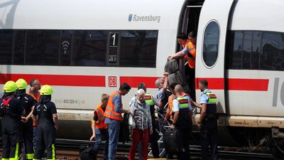 Muere un niño tras ser arrojado a una vía y atropellado por un tren en Alemania