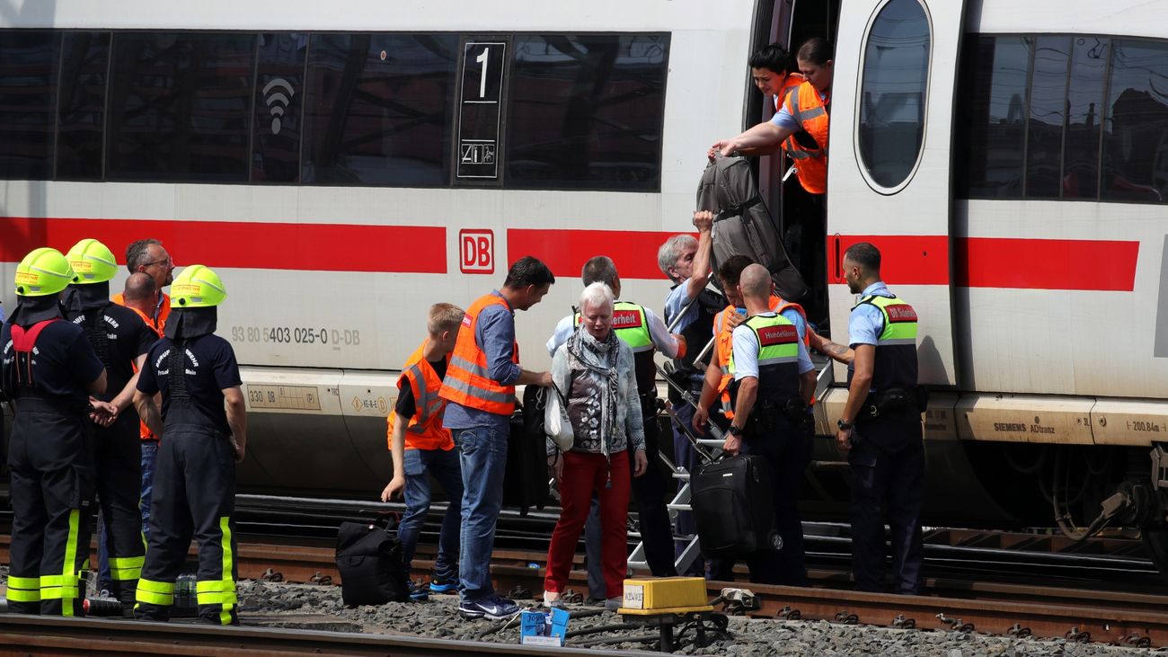 Muere un niño tras ser arrojado a una vía y atropellado por un tren en Alemania