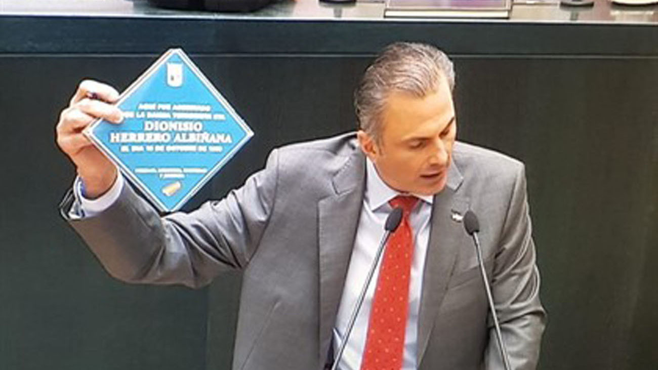 El portavoz de Vox en el Ayuntamiento de Madrid, Javier Ortega Smith, muestra una de las placas en homenaje a víctimas de terrorismo