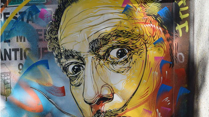 C215 - Dalí: Es un artista francés de arte urbano, nacido en Bondy. Su obra se caracteriza principalmente en la creación de retratos y uno de los temas más frecuentes de su trabajo artístico son retratos de su hija Nina, pero también lo hace de mendigos, refugiados y artistas. Esta obra de Dalí se puede ver en la Cuesta de Santo Domingo