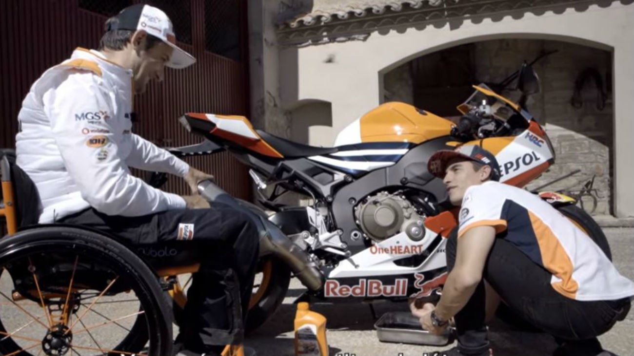 Marc Márquez e Isidre Esteve, mecánicos por un día