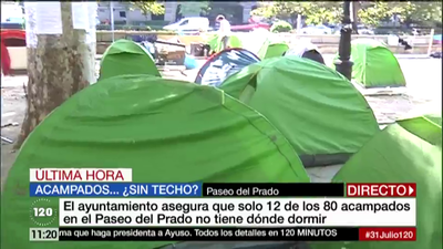 Acampados del Paseo del Prado protestan en Cibeles contra el Ayuntamiento de Madrid