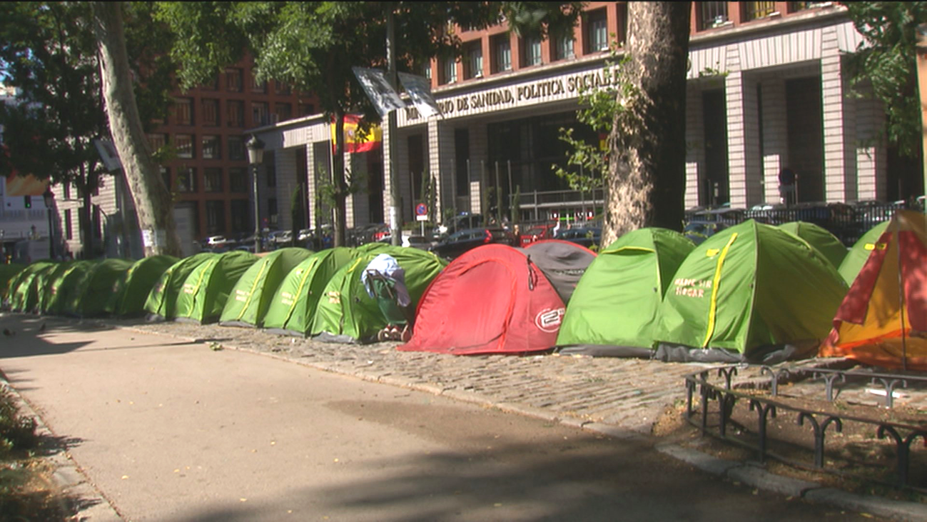 Los acampados del Paseo del Prado piden soluciones a Martínez-Almeida