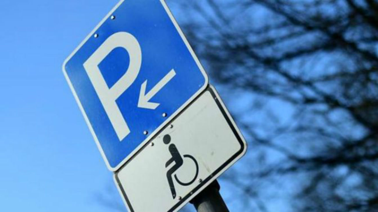 Señal de aparcamiento de movilidad reducida