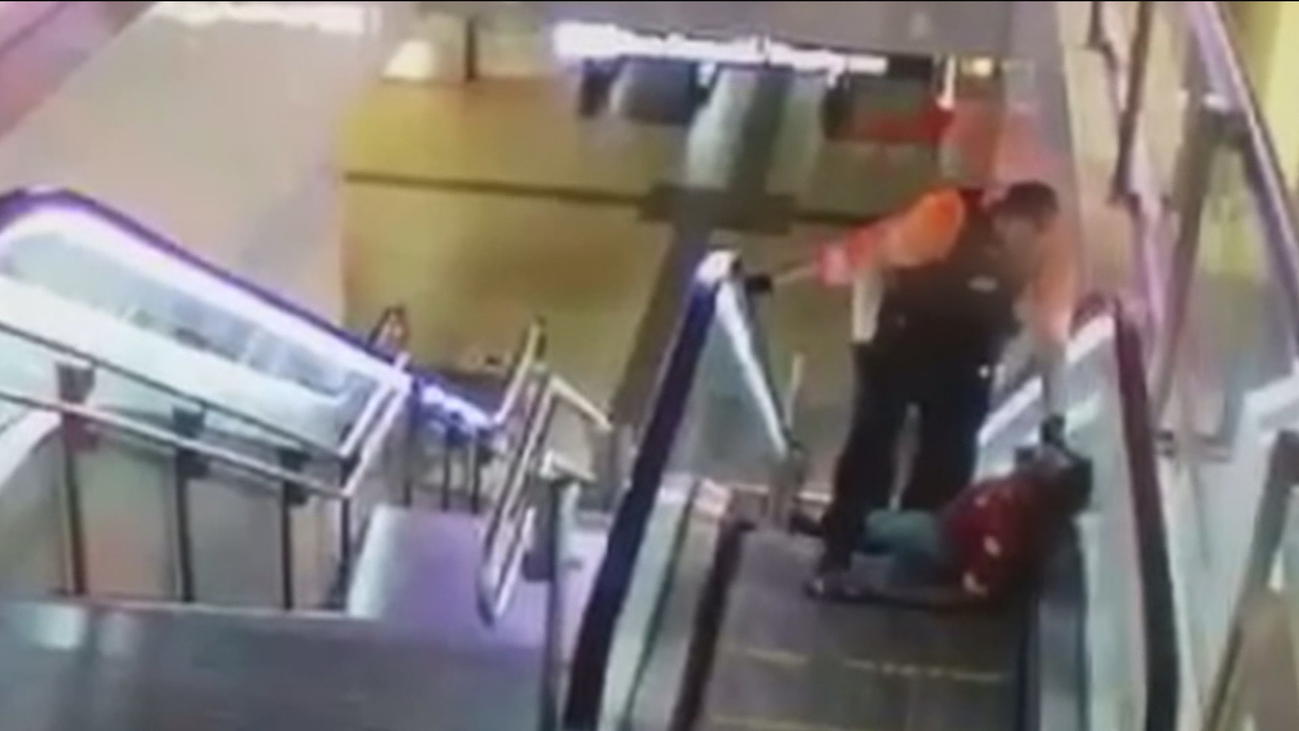 Brutal paliza de dos vigilantes de seguridad a un hombre negro en el intercambiador de Avenida de América