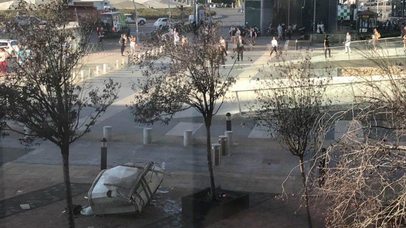 Susto en una de las Torres Kio tras caer desde la azotea una góndola de limpieza