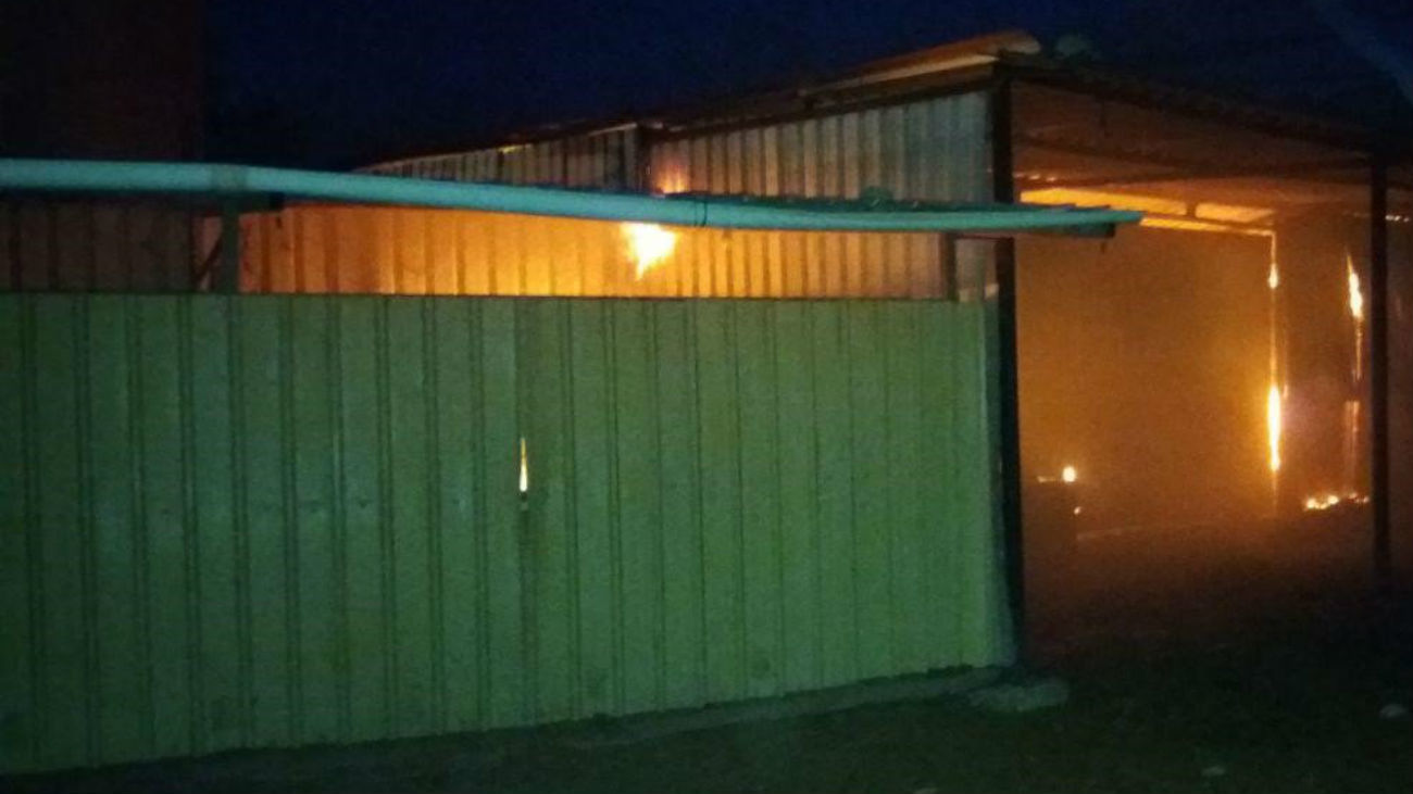 Los Bomberos extinguen un incendio en una finca de Pinto