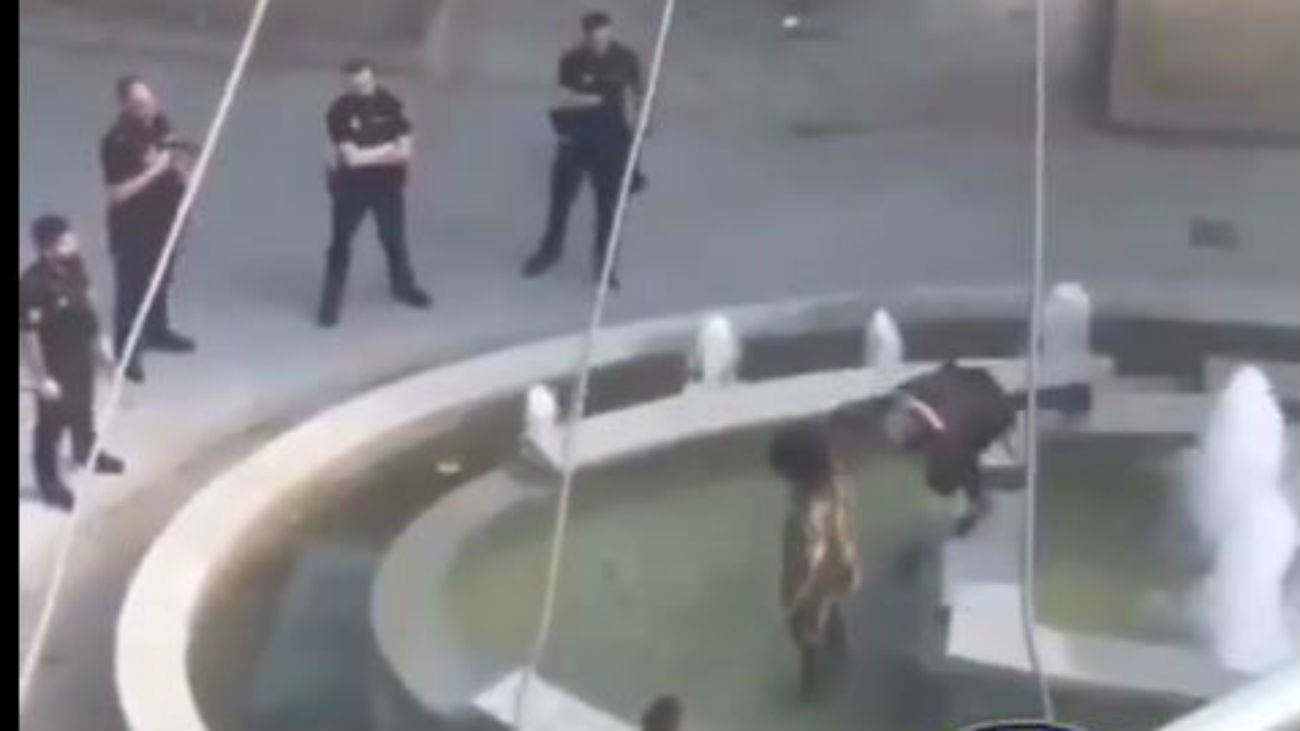 Un policía se abalanza sobre un hombre con un machete
