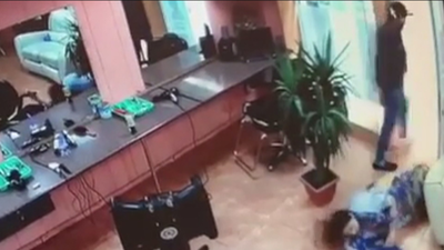 Un hombre apuñala a una mujer en una peluquería de Barcelona