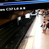 Un hombre se salva de milagro en el Metro de Madrid tras ser empujado por otro a las vías