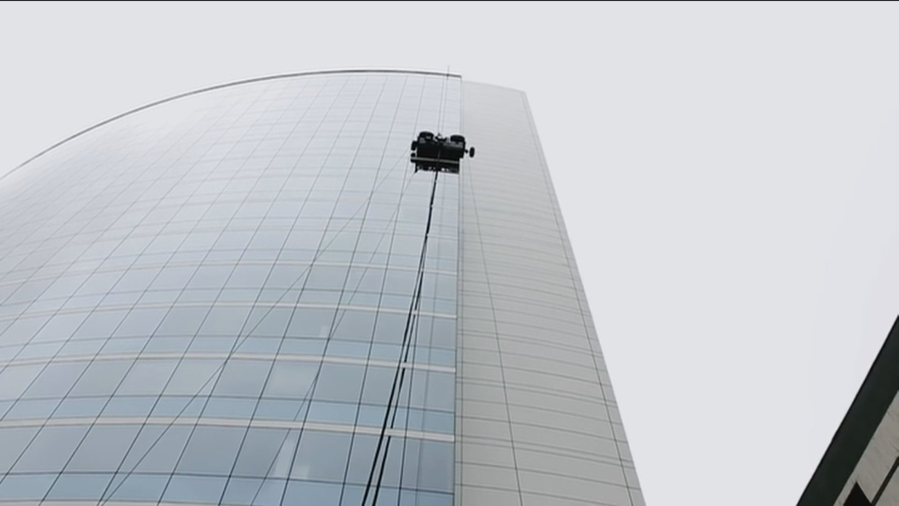 Comienzan a usar robots para limpiar los exteriores de los rascacielos