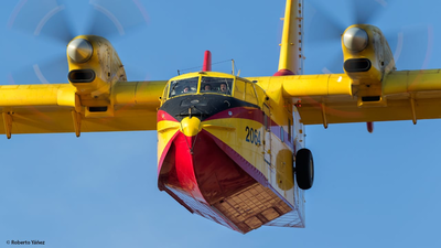 Los bomberos trabajan para frenar el avance de los incendios de Miraflores y La Granja