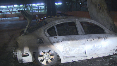 Encuentran un coche completamente quemado en Cuatro Vientos