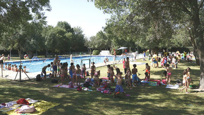 Salvan la vida de un joven mientras nadaba en la piscina municipal de Boadilla