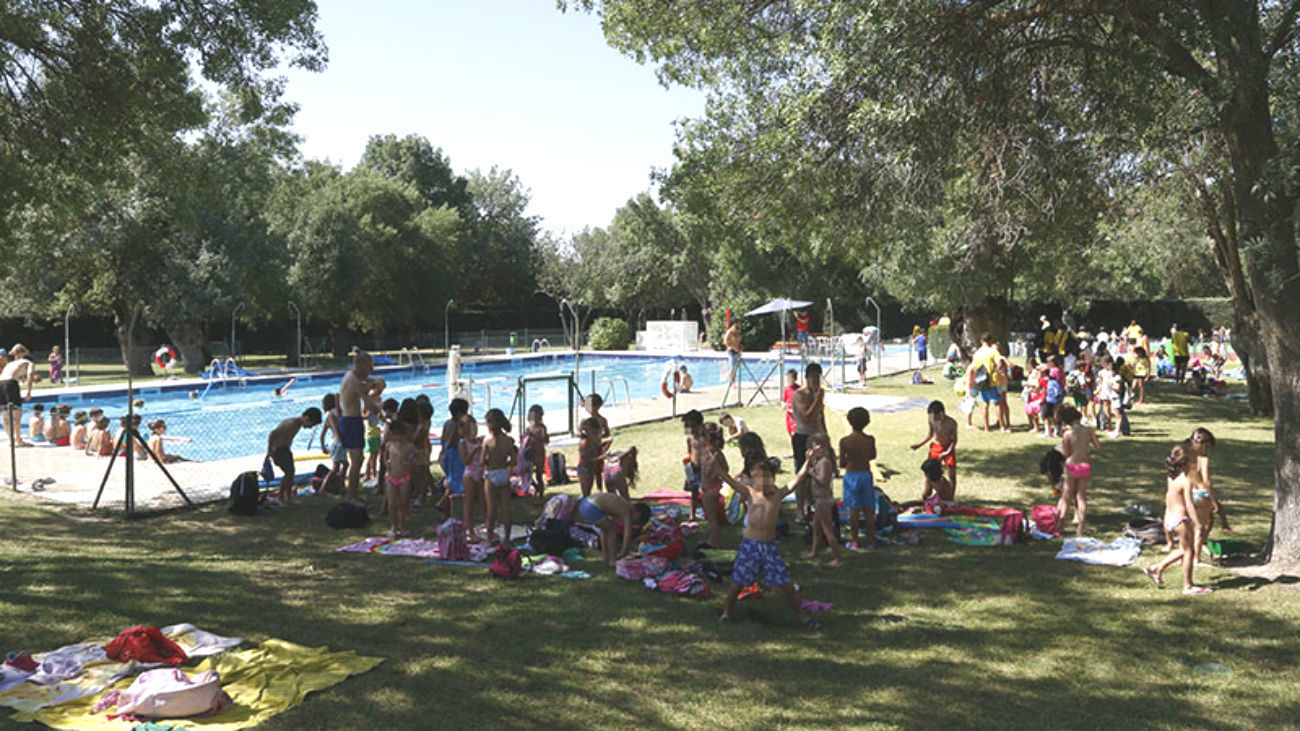 Salvan la vida de un joven mientras nadaba en la piscina municipal de Boadilla