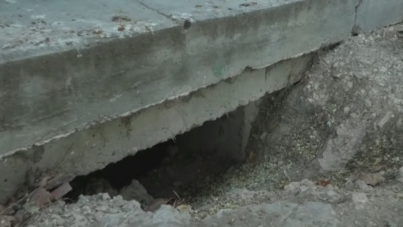 ¿Quién está cavando agujeros en los bajos de los edificios de Vicálvaro?