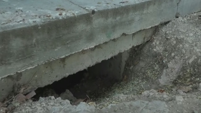 ¿Quién está cavando agujeros en los bajos de los edificios de Vicálvaro?