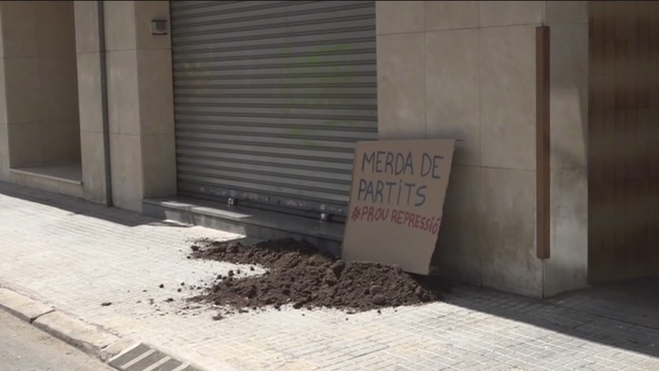 Los CDR dejan basura y excrementos frente a algunas sedes del PDeCAT y ERC