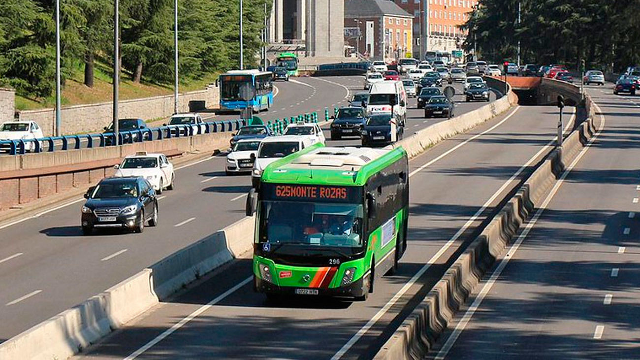 Un conductor de autobús niega el acceso a una menor para ir a Las Rozas en plena noche por falta de cambio