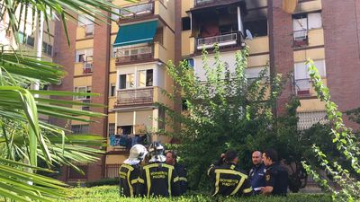 Herida con varias quemaduras tras arder su vivienda en el distrito de Latina mientras dormía