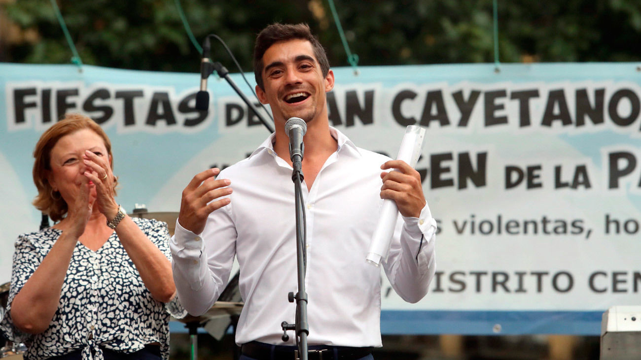 El patinador Javier Fernández pregona el cuidado de Madrid y entre vecinos