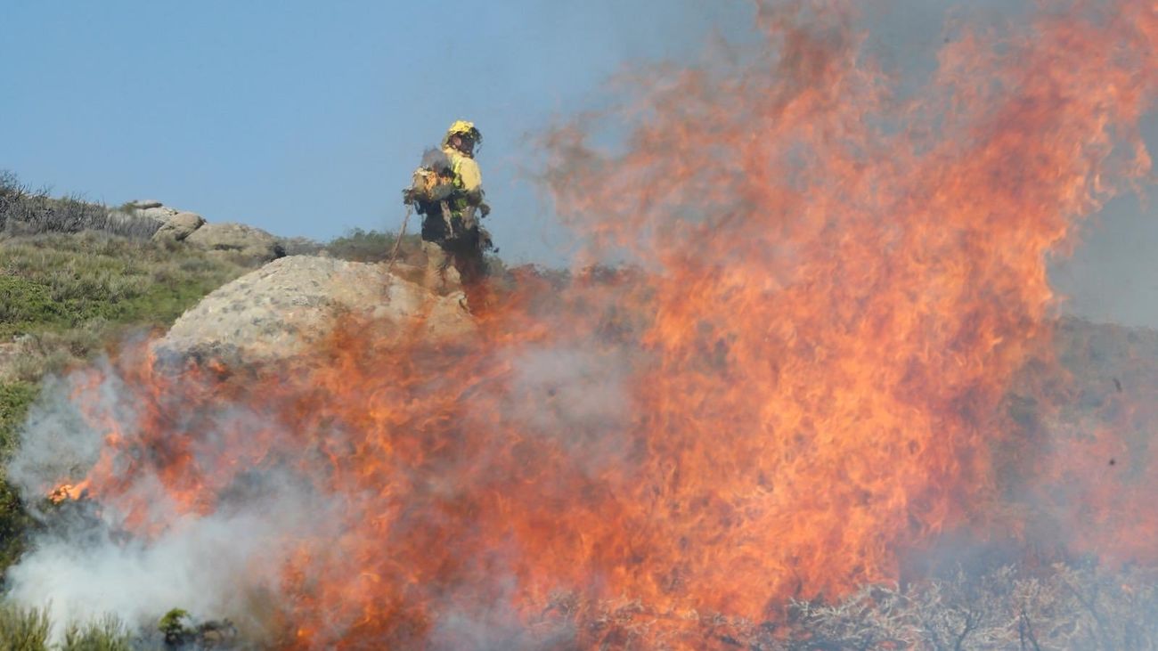 Los incendios de Miraflores y La Granja evolucionan de forma favorable