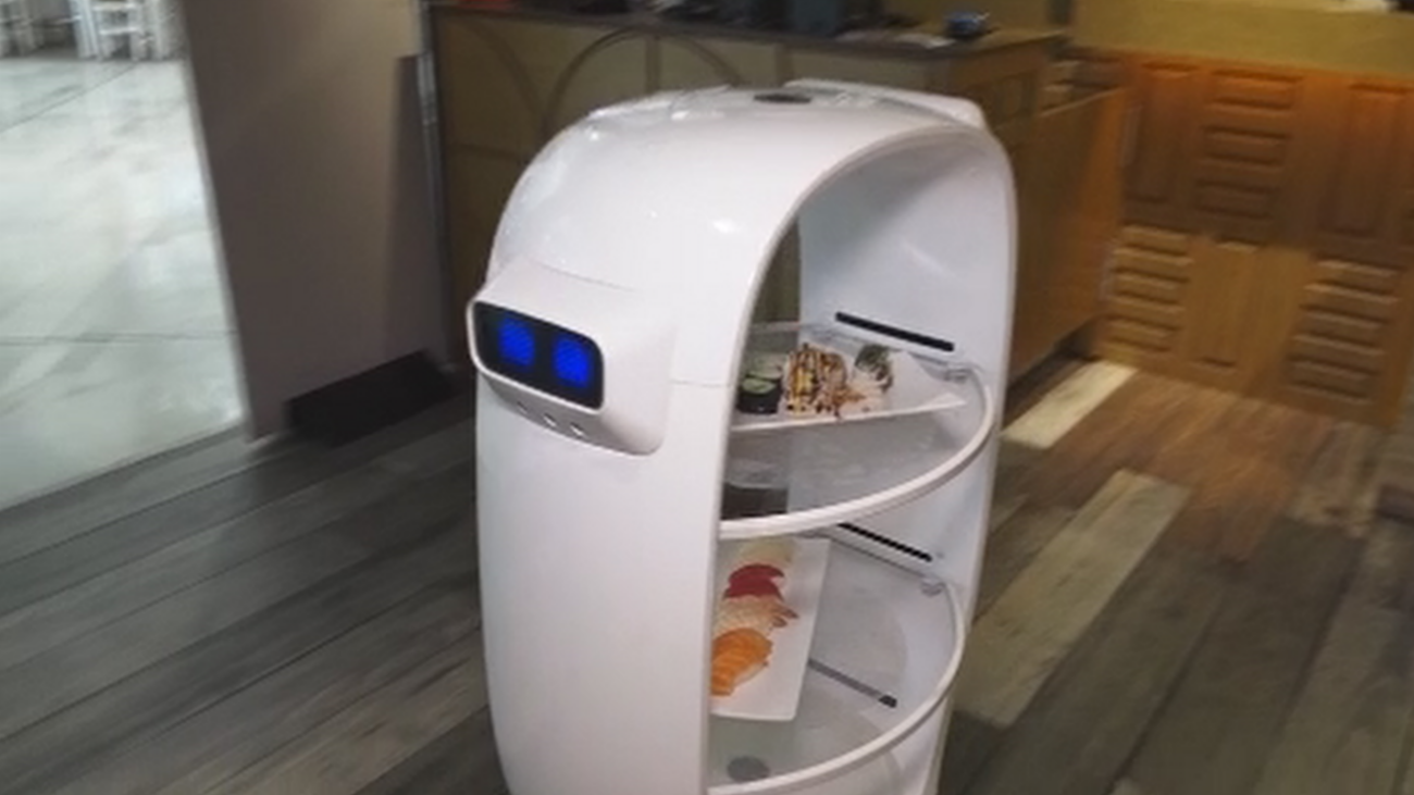 Así es el primer robot-camarero que ya "trabaja" en el Barrio del Pilar