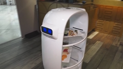 Así es el primer robot-camarero que ya "trabaja" en el Barrio del Pilar
