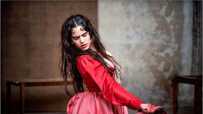 Rosalia, la Julieta española en el nuevo calendario Pirelli