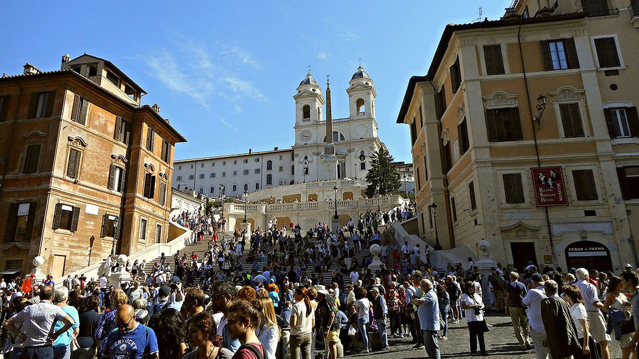 Prohiben sentarse en la Escalinata de Trinidad de los Montes, en Roma