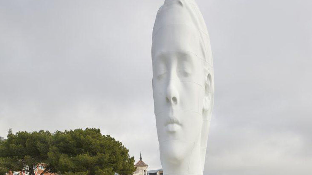 La escultura 'Julia' de Jaume Plensa seguirá un año más en la Plaza de Colón