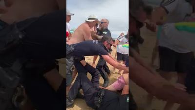 Un vendedor ambulante acuchilla al jefe de la Policía Local de Punta Umbría