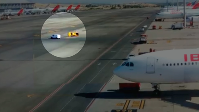 Aparatoso accidente sin heridos entre dos vehículos dentro de la T-4 de Barajas