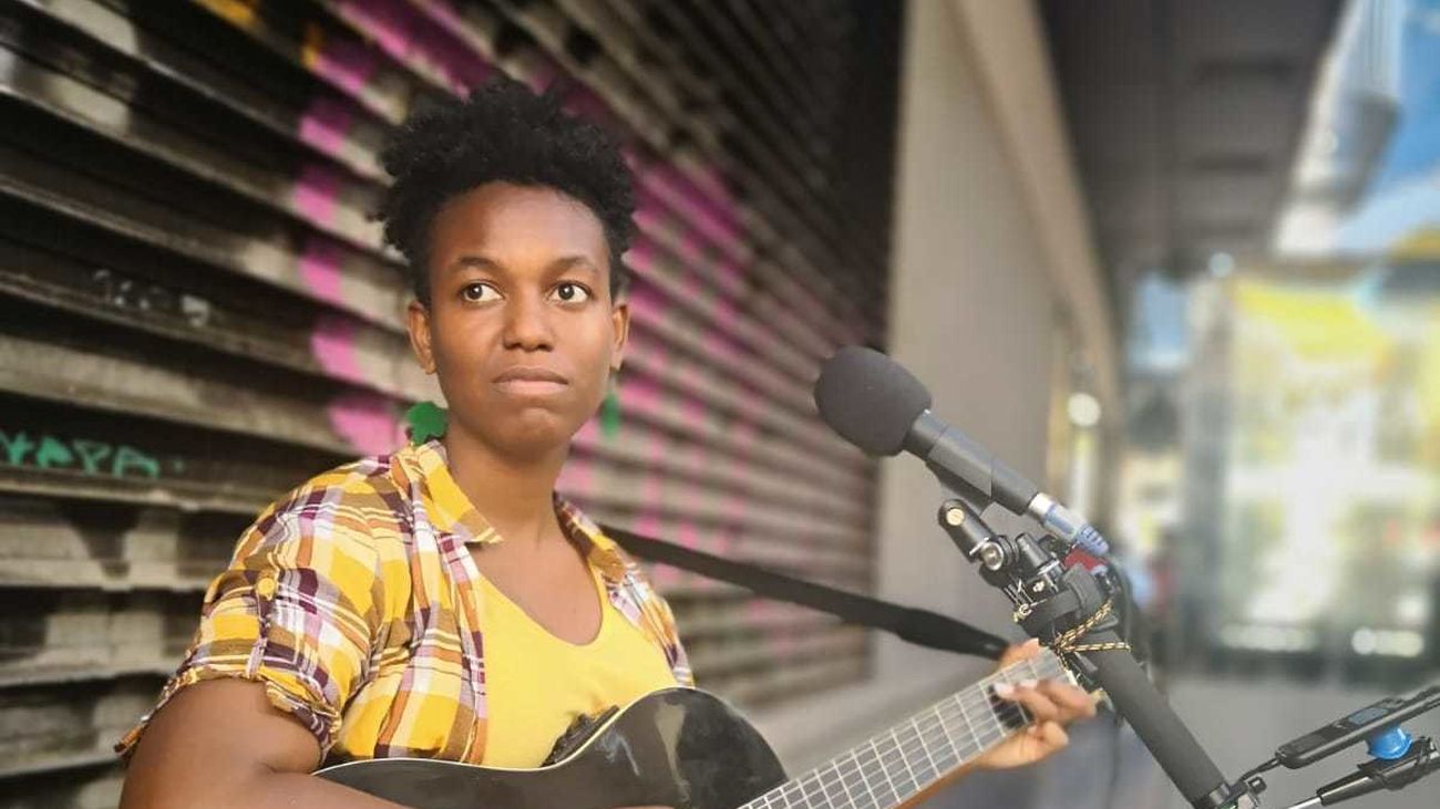 Danielle Day, la compañera de baile de Mariano,  canta en pleno Callao