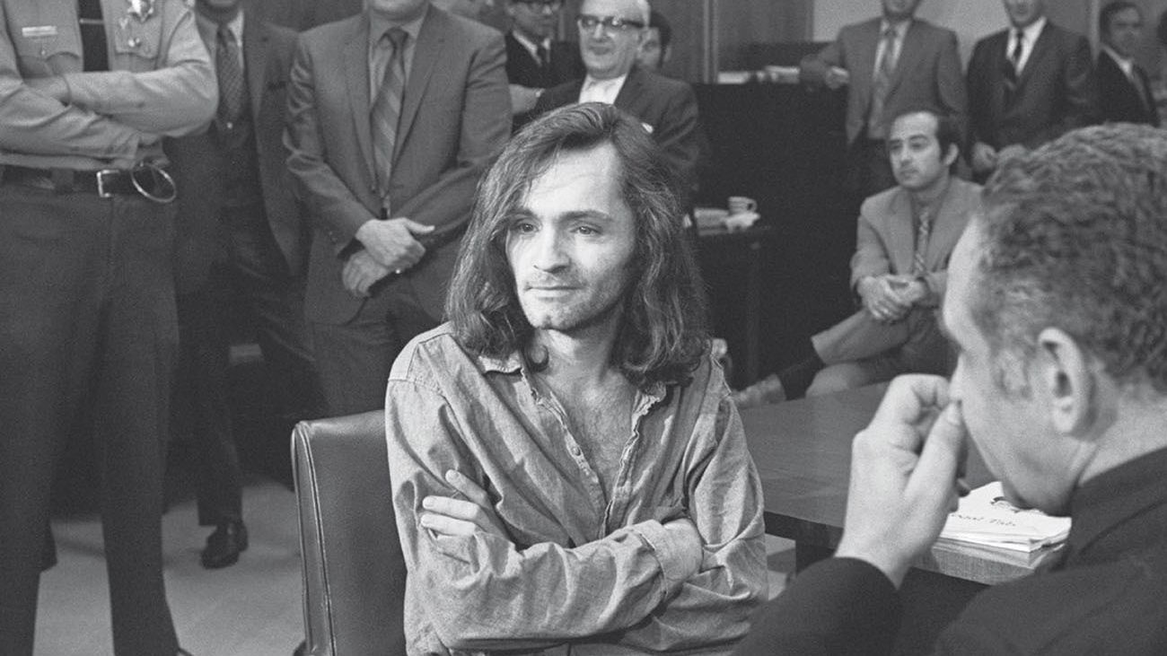 Fotografía de archivo cedida por Tom O'Neill donde se muestra a Charles Manson  sentado frente a su abogado, Irving Kanarek