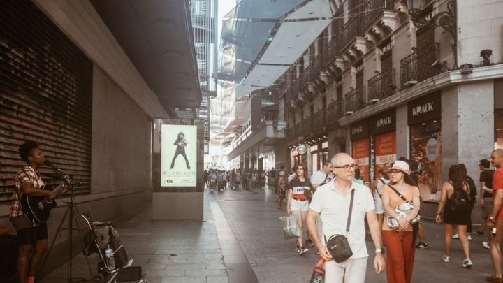 Gente admirando, aplaudiendo y abrazando / Sandra Lázaro