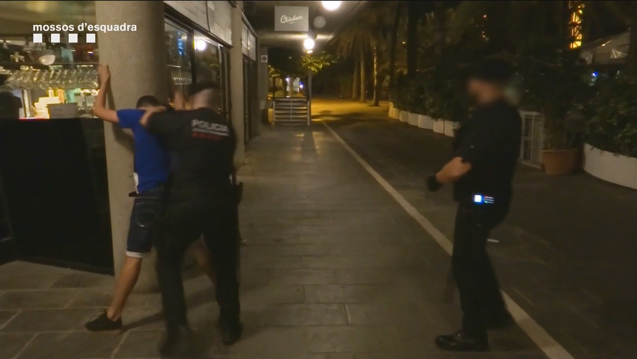 Los manteros de Barcelona esquivan la presión policial