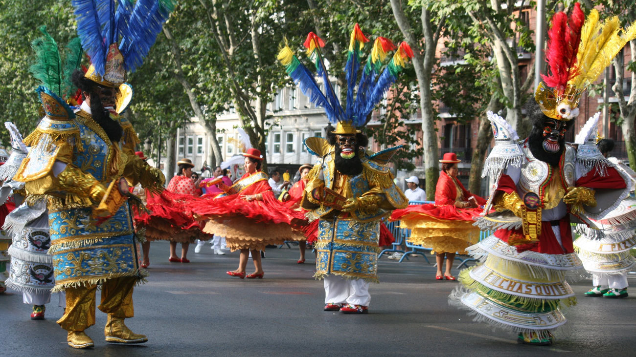 Desfile de celebración de la comunidad boliviana en Madrid en honor a la Virgen de Urkupiña