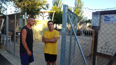 Una familia duerme en un parque de Villaverde tras ser estafados al alquilar una vivienda