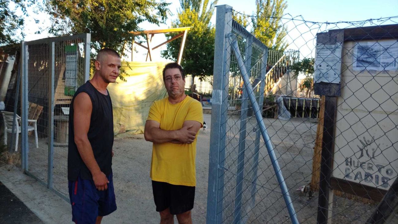 Una familia duerme en un parque de Villaverde tras ser estafados al alquilar una vivienda