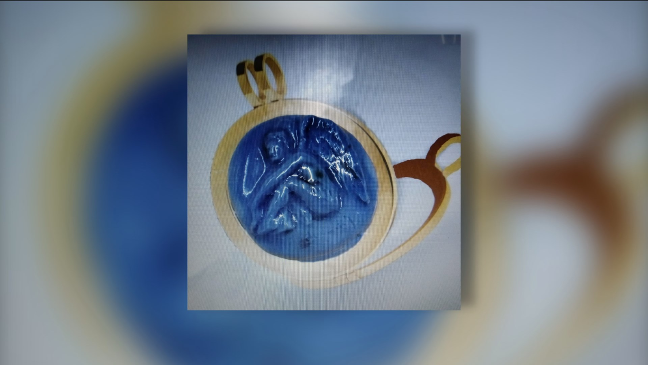 Maica busca el medallón robado hecho con las cenizas de su padre