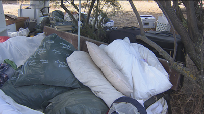 Un matrimonio y una madre enferma viven en un parque de Villaverde desde hace días