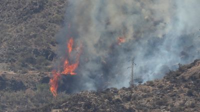 Medios aéreos y terrestres trabajan para contener el incendio de Gran Canaria