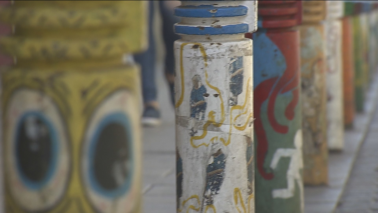 Lavapiés  vuelve a llenarse de creativos bolardos de colores