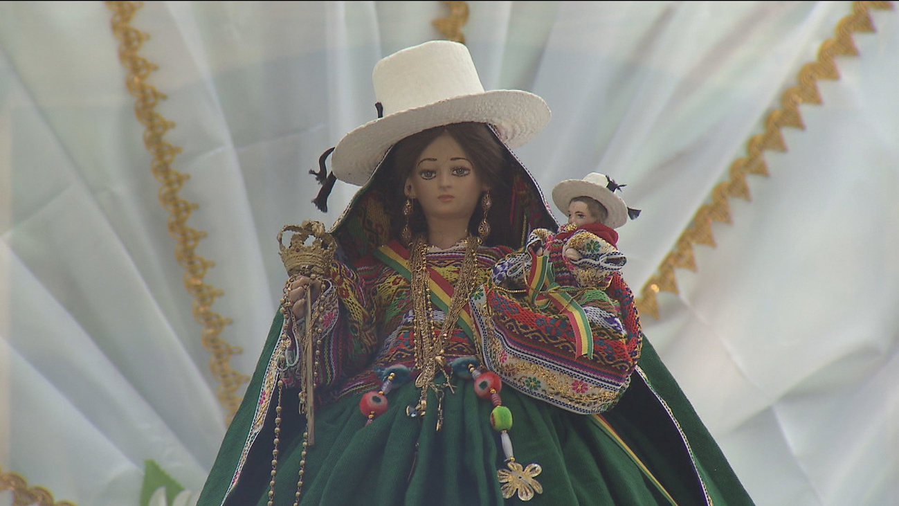 Madrid se llena de color y baile en el día grande de Bolivia